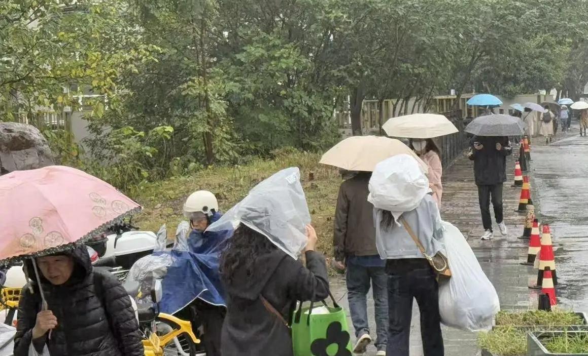 一下子冬天就来了，温度低的穿上羽绒服也有点冷
昨天还是出着大太阳，二十多度的温度