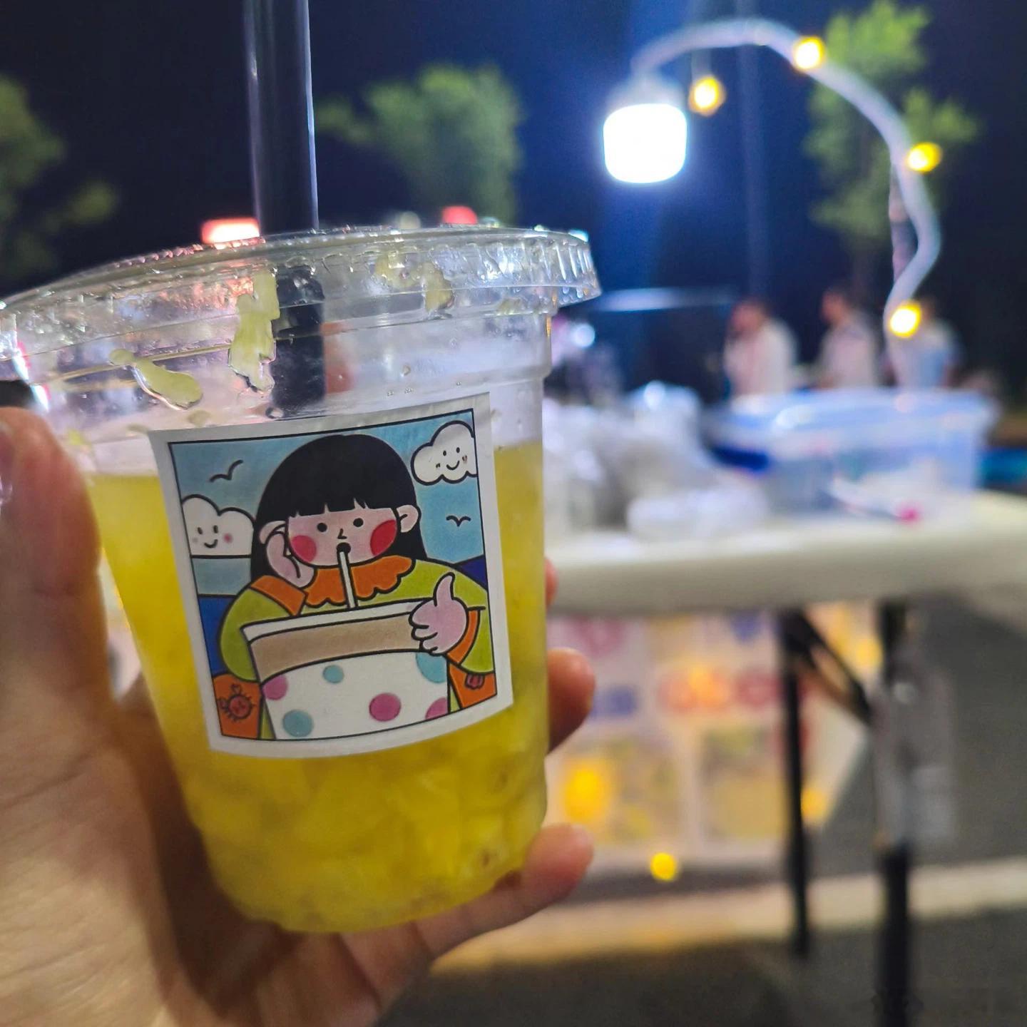 治愈系夜市里的烟火气 晚风配一杯金灿灿果茶，夜市的快乐简单又治愈✨生活手记