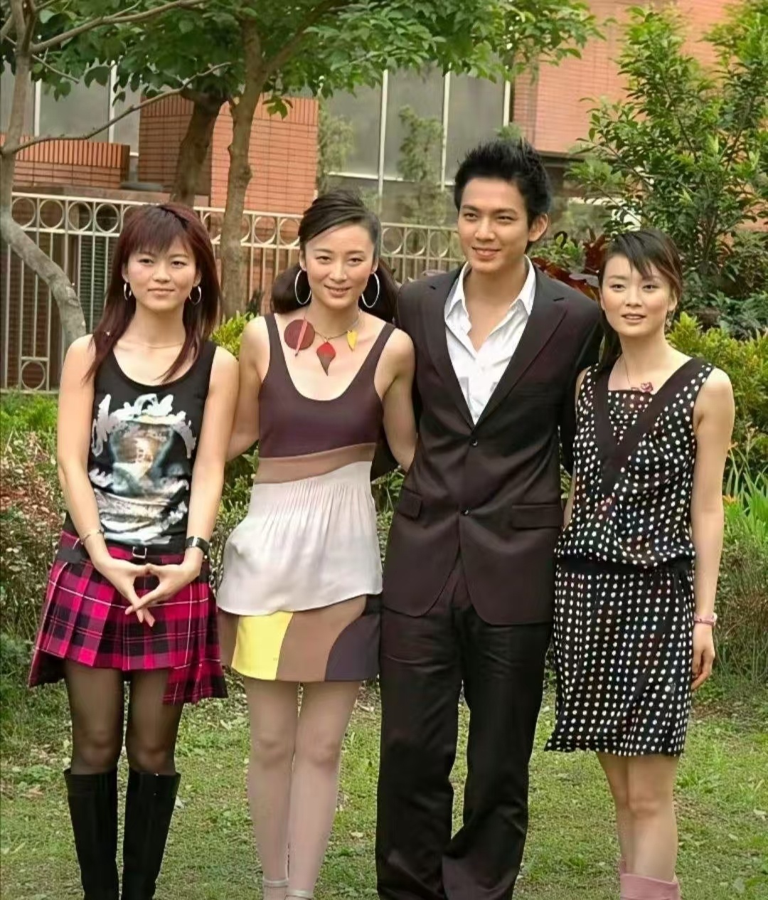 当年的钟汉良真帅！比三个美女都亮眼，很吸人眼球。 