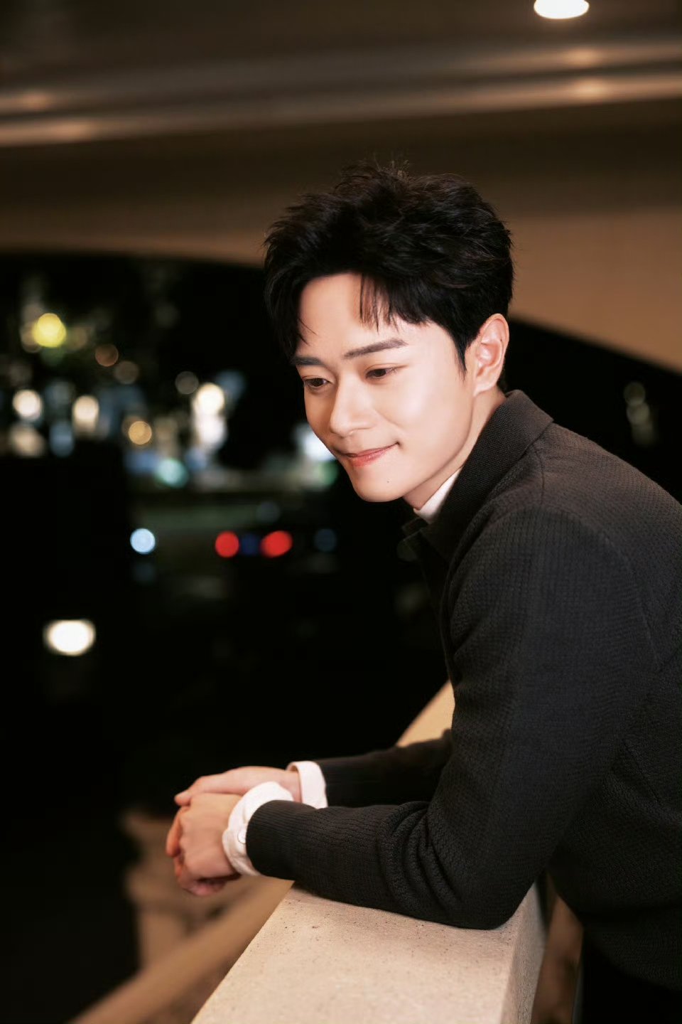 曹骏机场给粉丝送凤梨酥粉丝带娃接机喊曹骏舅舅从童星到现在，曹骏一直都这么踏实温柔