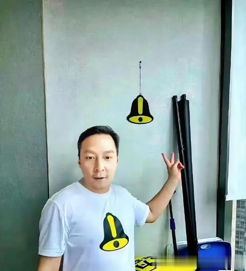 有网友将吴彦祖p成了苏大强。
虽然这一年来我们都生活在国外，经常出现在镜头面前，