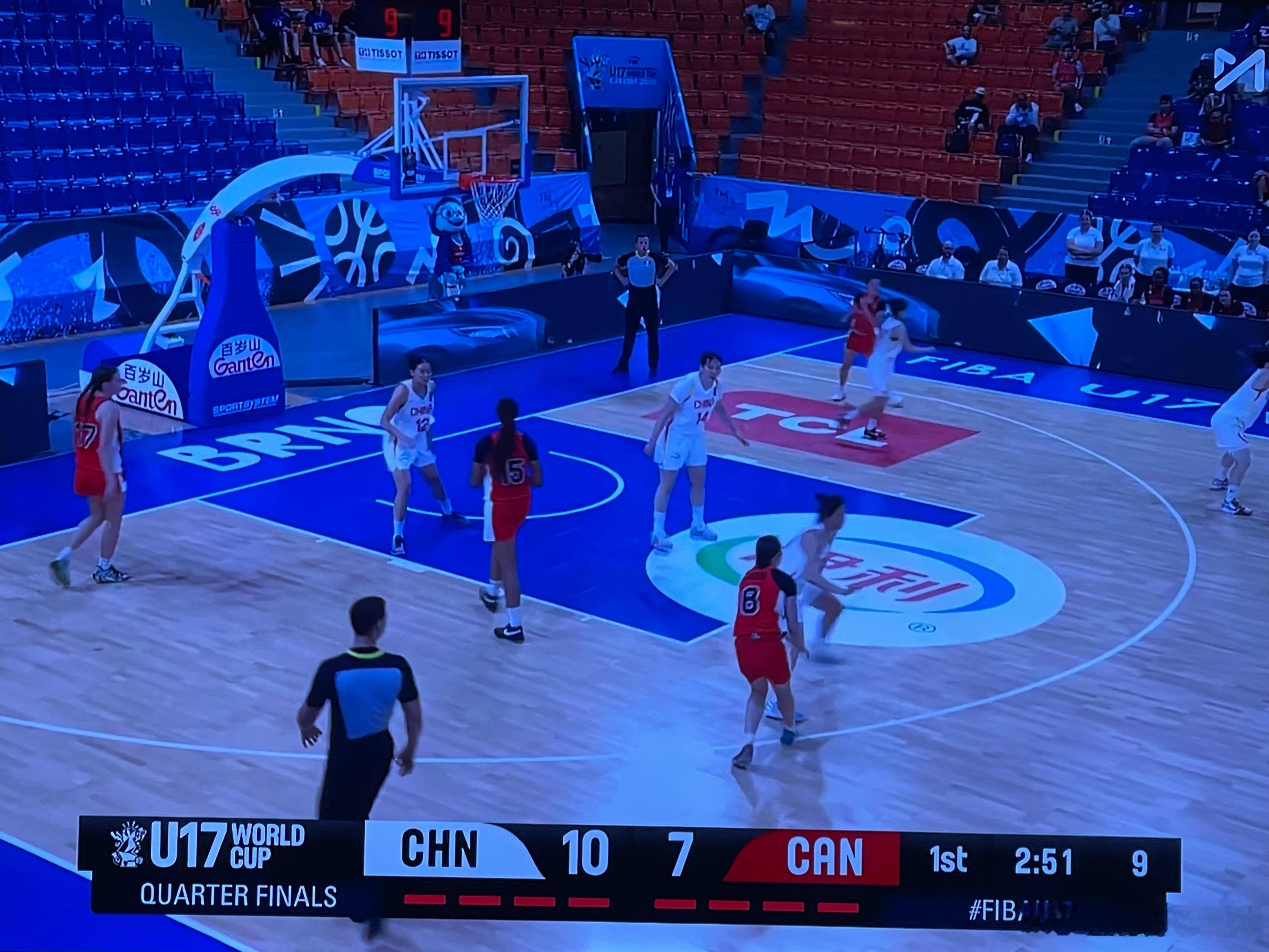 U17女篮世界杯四强之战，中国女篮迎战加拿大队，面对对手强悍的身体冲击，女篮丫头
