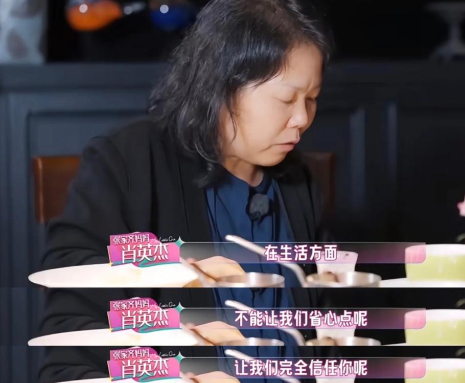 张家齐说“废话”，不是因为不领情。她6岁进队，靠控制体重撑了十几年。退役后吃点零