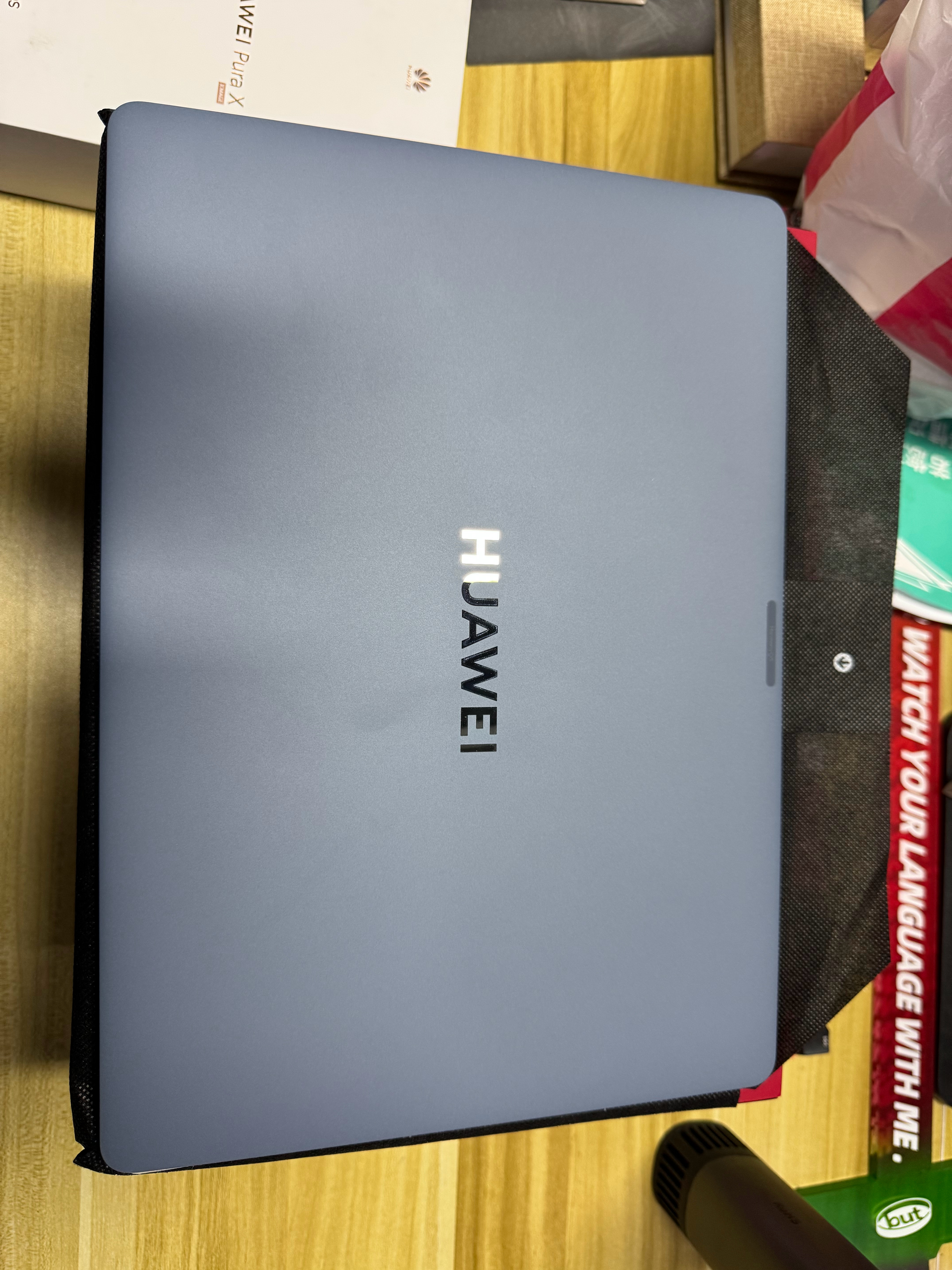 华为的鸿蒙操作系统电脑真轻呀！拿手里跟平板一样，跟我的19款mate book 