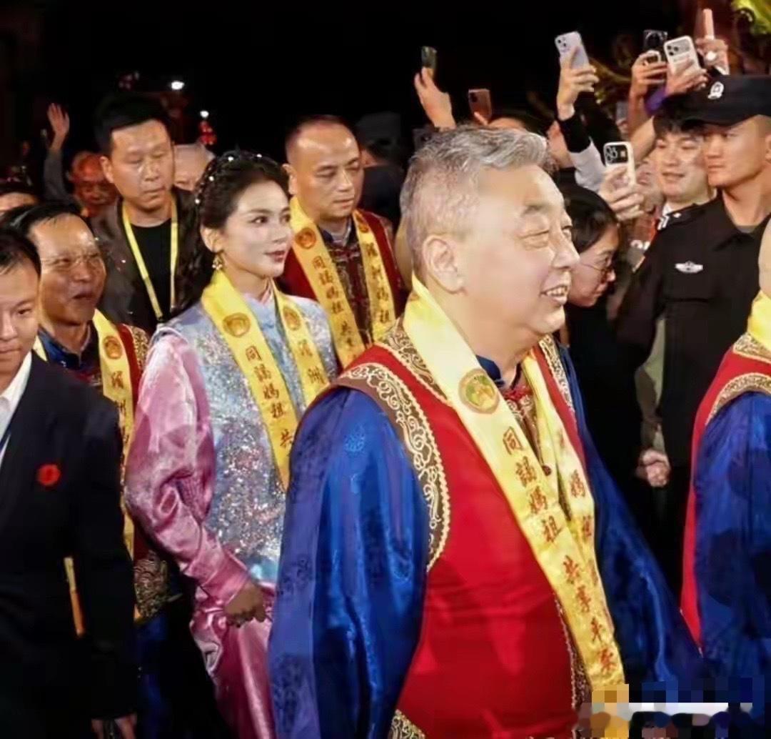 刘涛妈祖诞辰守夜妈祖诞辰 1066 周年的守夜庆典上，刘涛一身温婉传统华服，作为