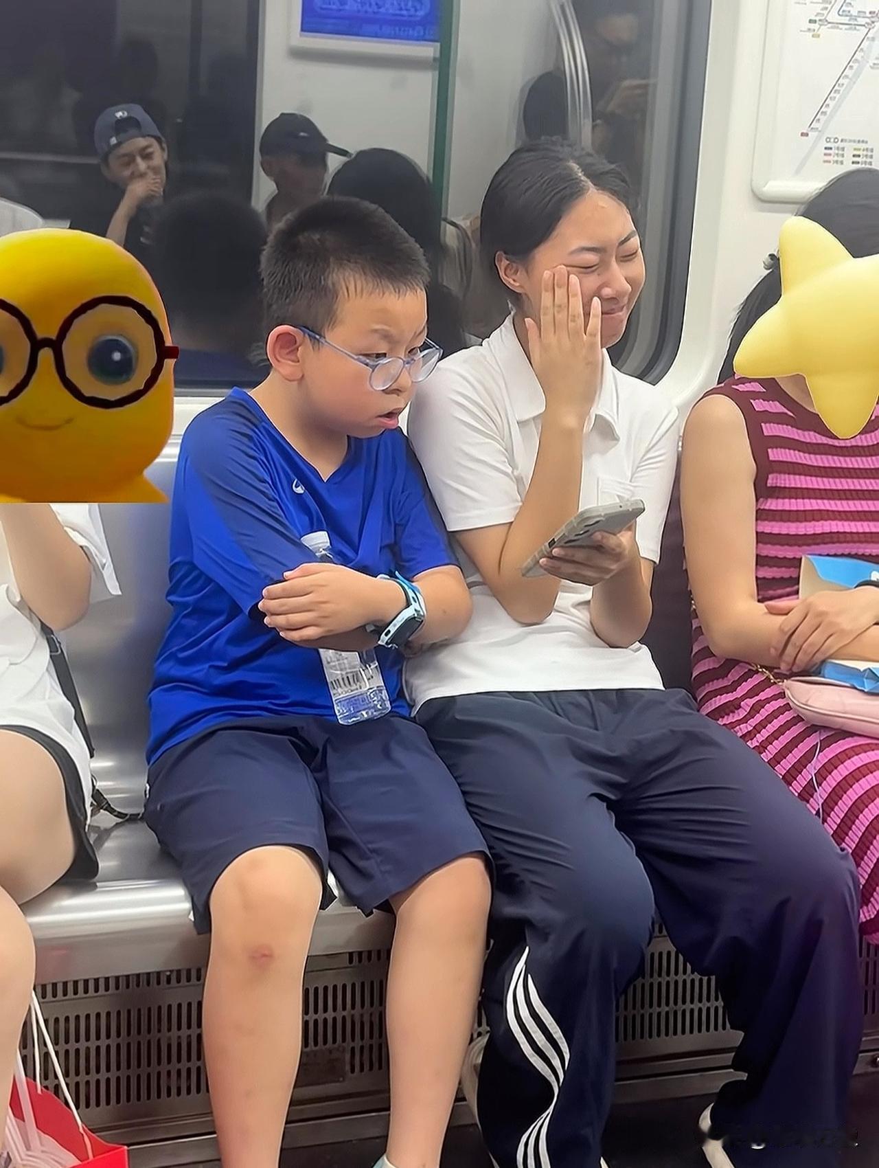 地铁的陌生小孩[笑哭]地铁＃小学生坐地铁