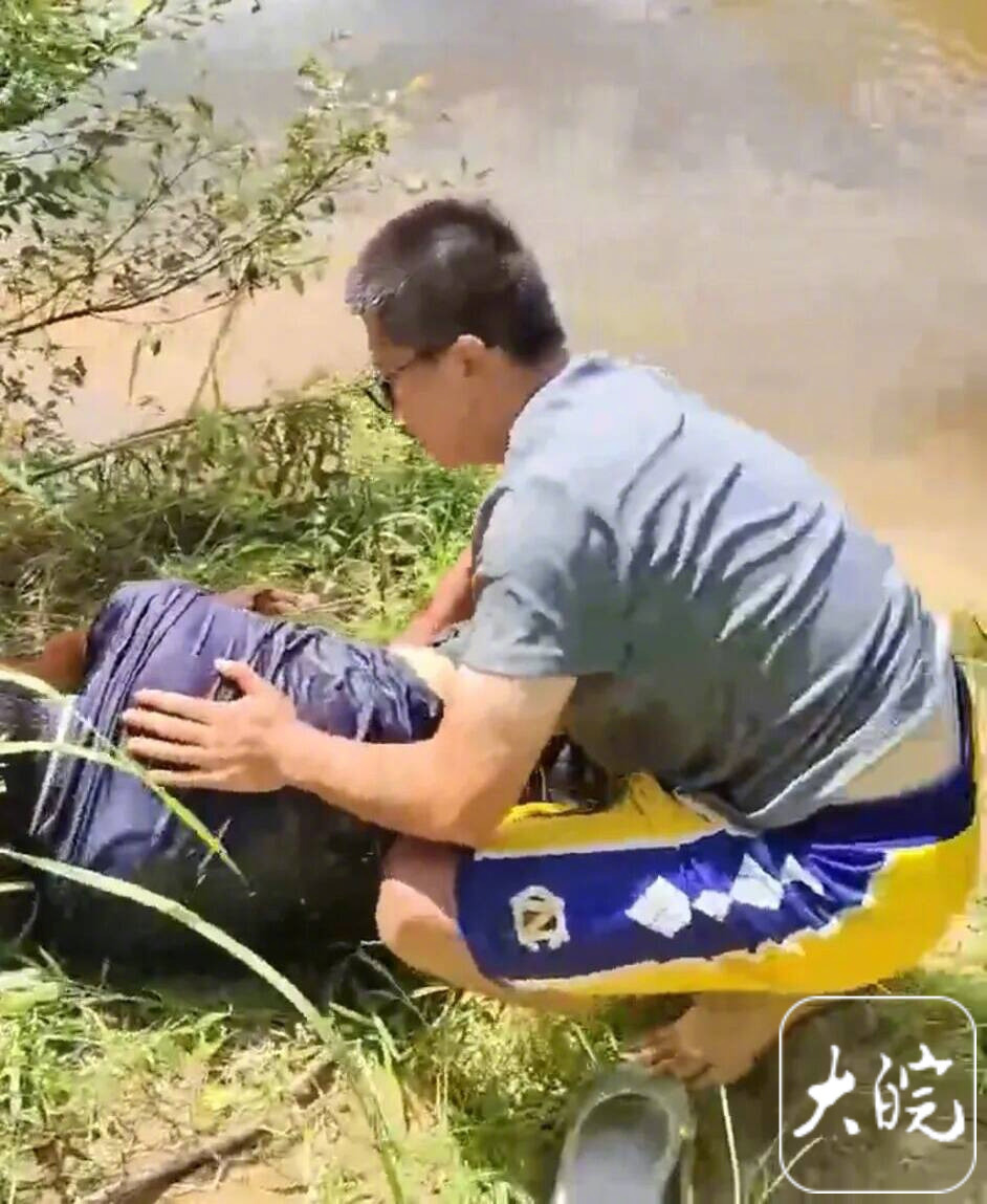 【#00后军人借助竹竿智救落水村民#】#大皖正能量# 安徽省太湖县新仓镇同兴村村