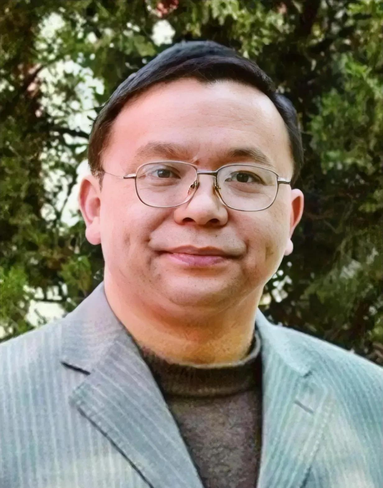 你知道吗？那个揪出‘毒教材’的硬汉子彭帮怀，14年的坚持，22次法庭交锋，愣是没
