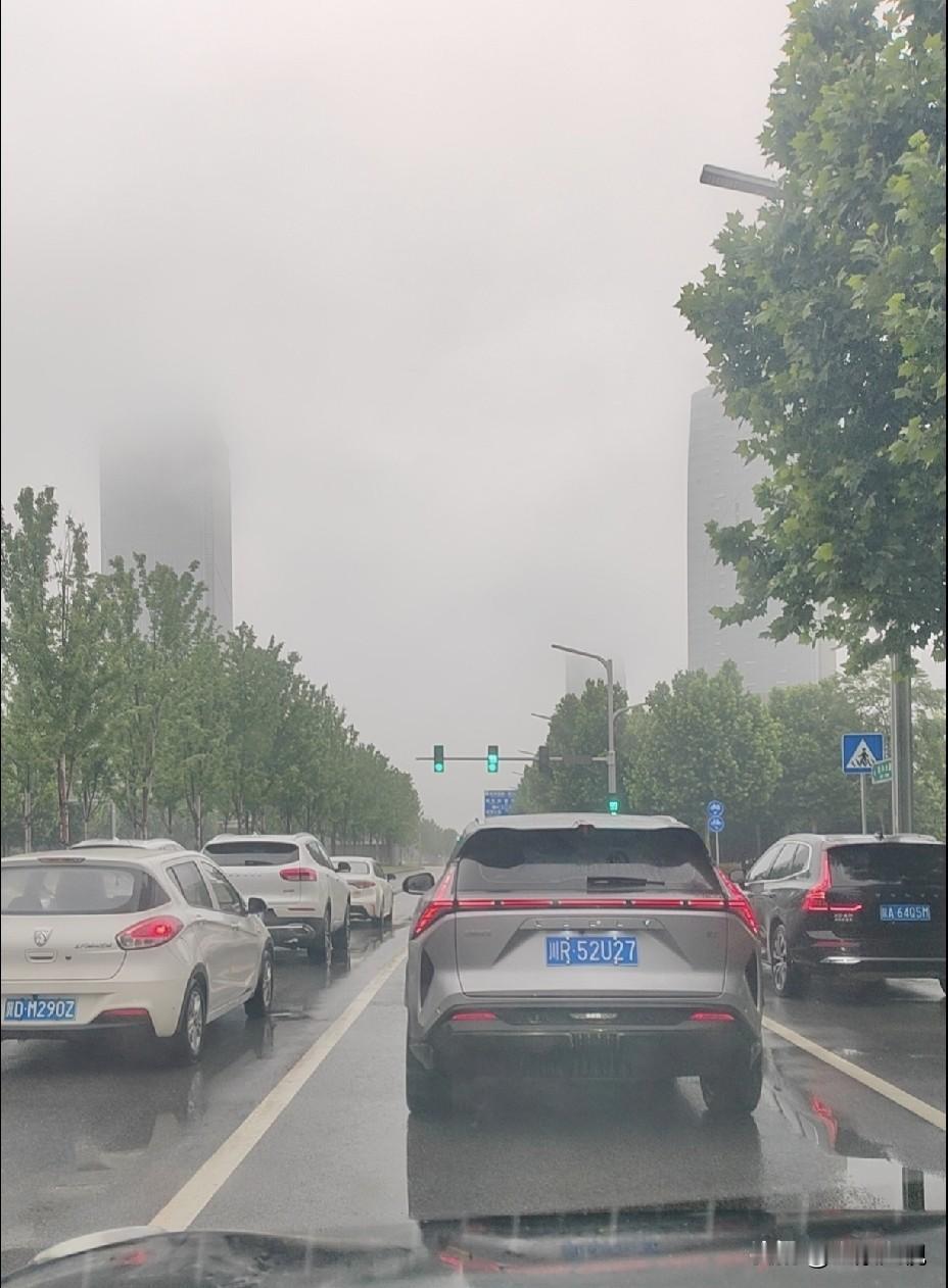 平时周末北大路进西安城就堵，遇节假日更堵，原来如此。
       儿媳妇是公务