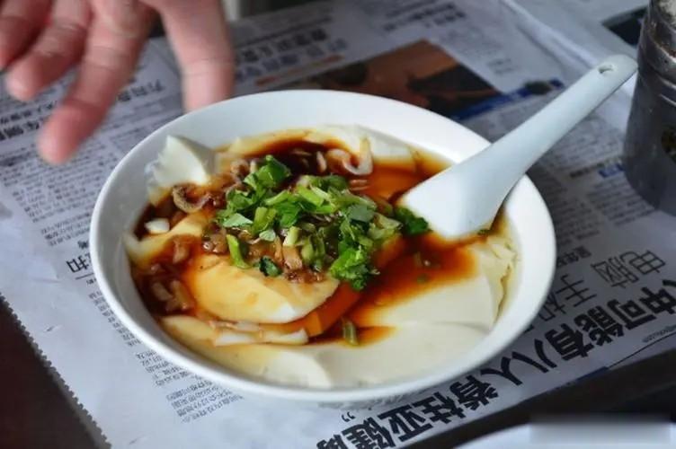有个疑问藏在心里十多年了，实在憋不住了，问一问大家~为啥吃豆腐脑时，老板不一下子