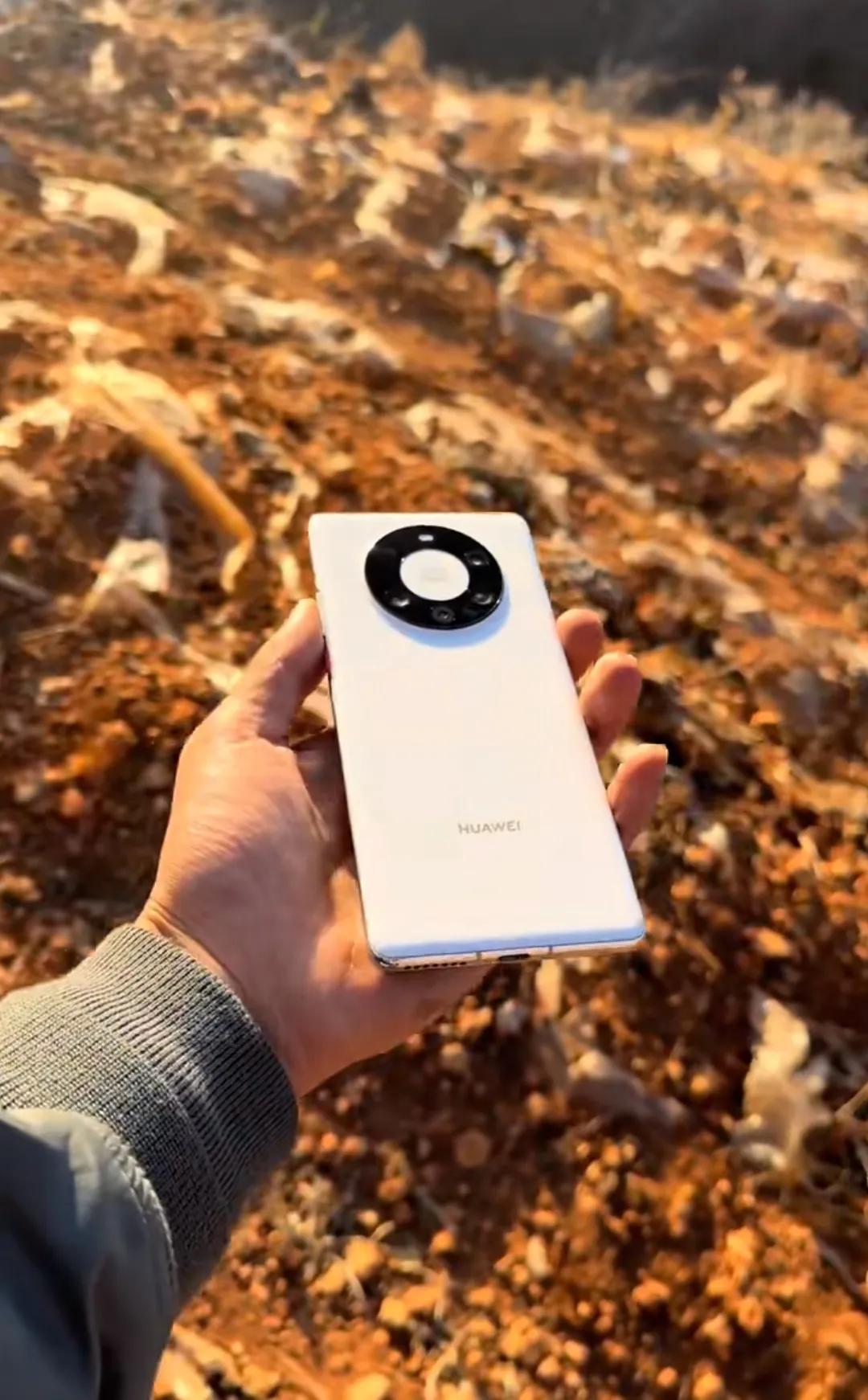 高端手机绝对不是自己封的，首先要用户打心里认同你，一扯高端自然而然的想到你，而首