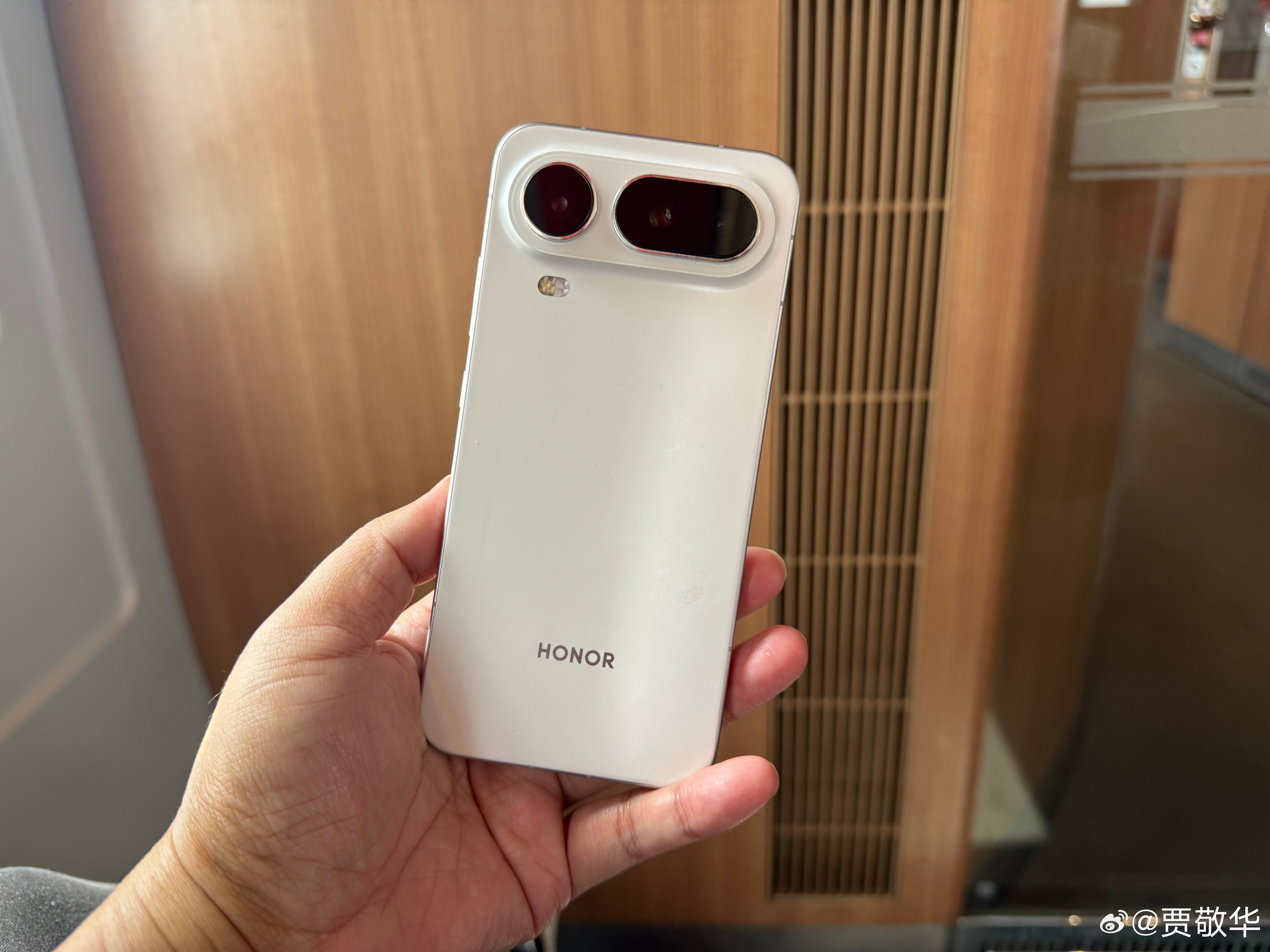 刚才差点把荣耀Magic8 Pro Air掉到网约车上，幸好司机发现又给我送回来