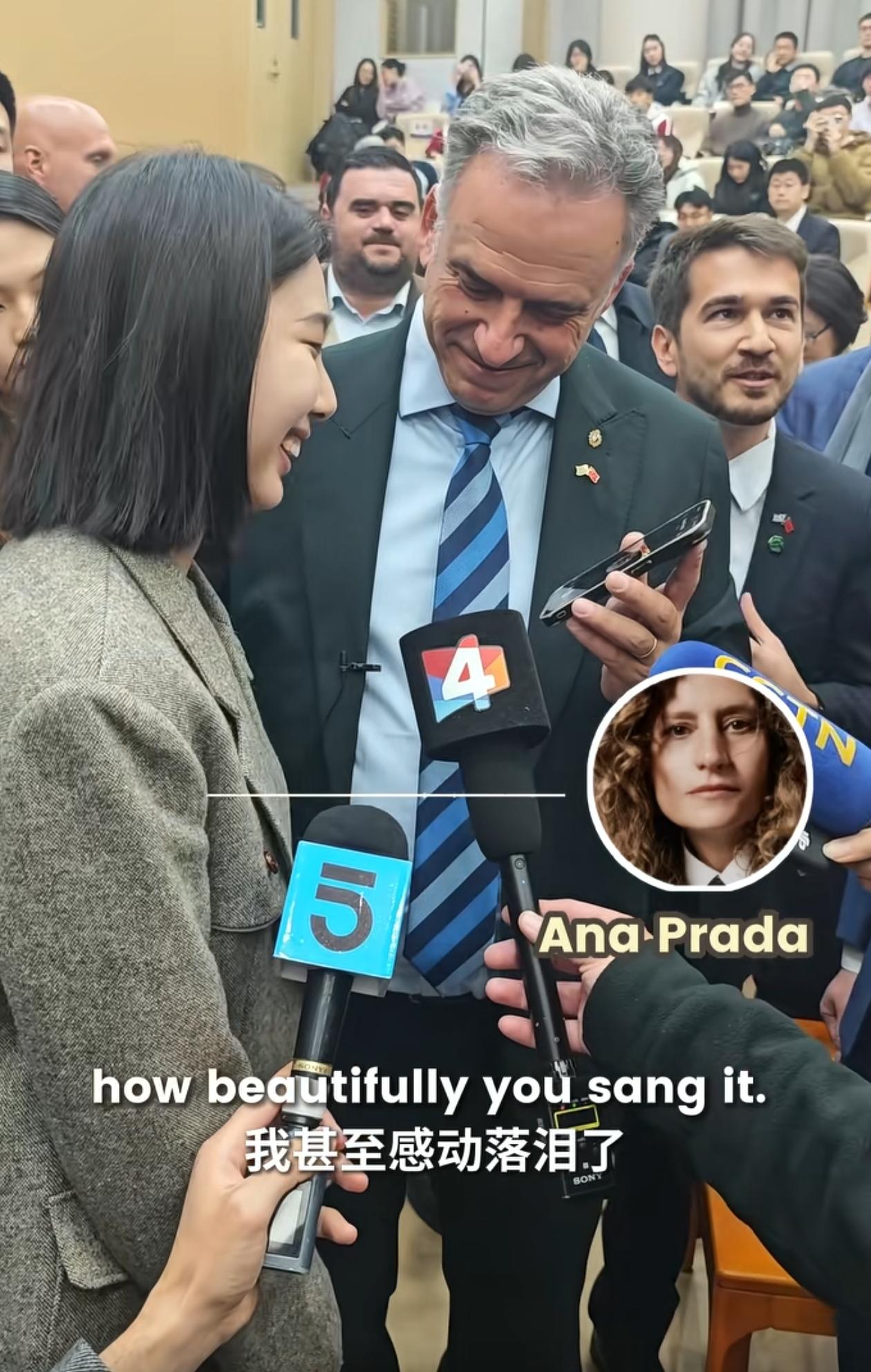 乌拉圭总统奥尔西把北京外国语大学带火了，这个翻唱乌拉圭歌曲的女孩也火了。北外学生