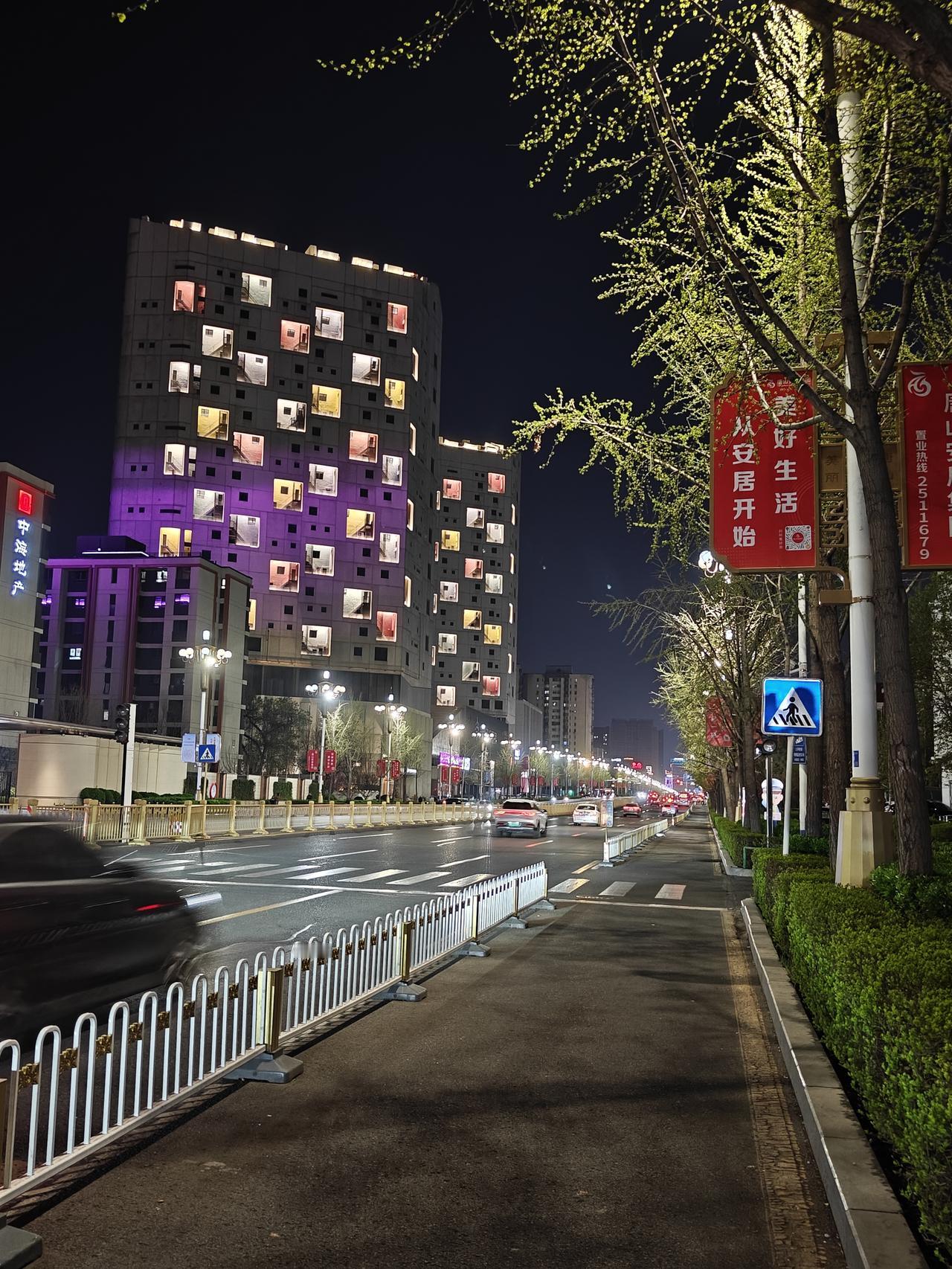 随手拍一张城市地标打卡照片鸽子楼，矗立在唐山建设路旁的地标性建筑、著名的网红打卡