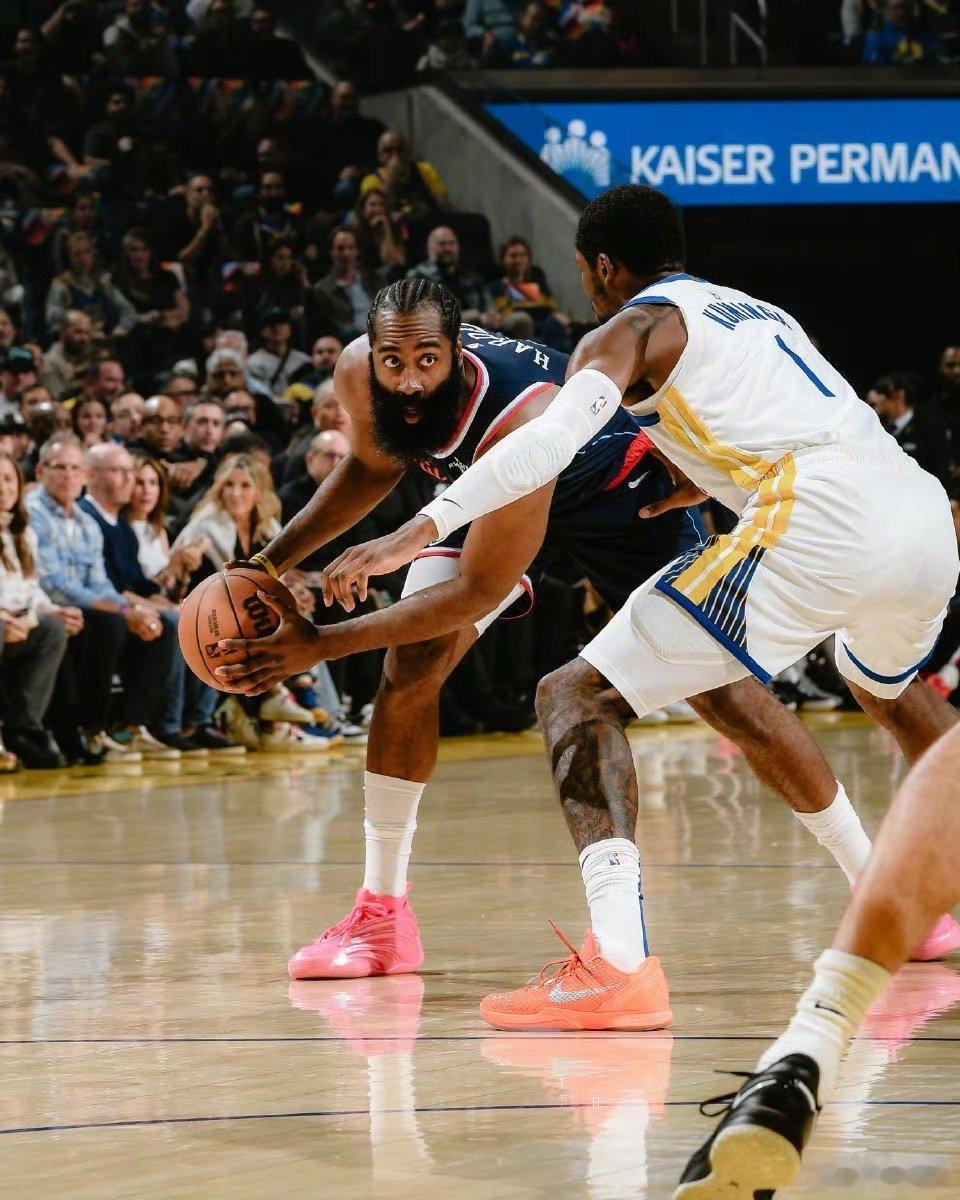 哈登3节14中6，快船落后勇士15分，四千万就这命中率？快船vs勇士 ​​​