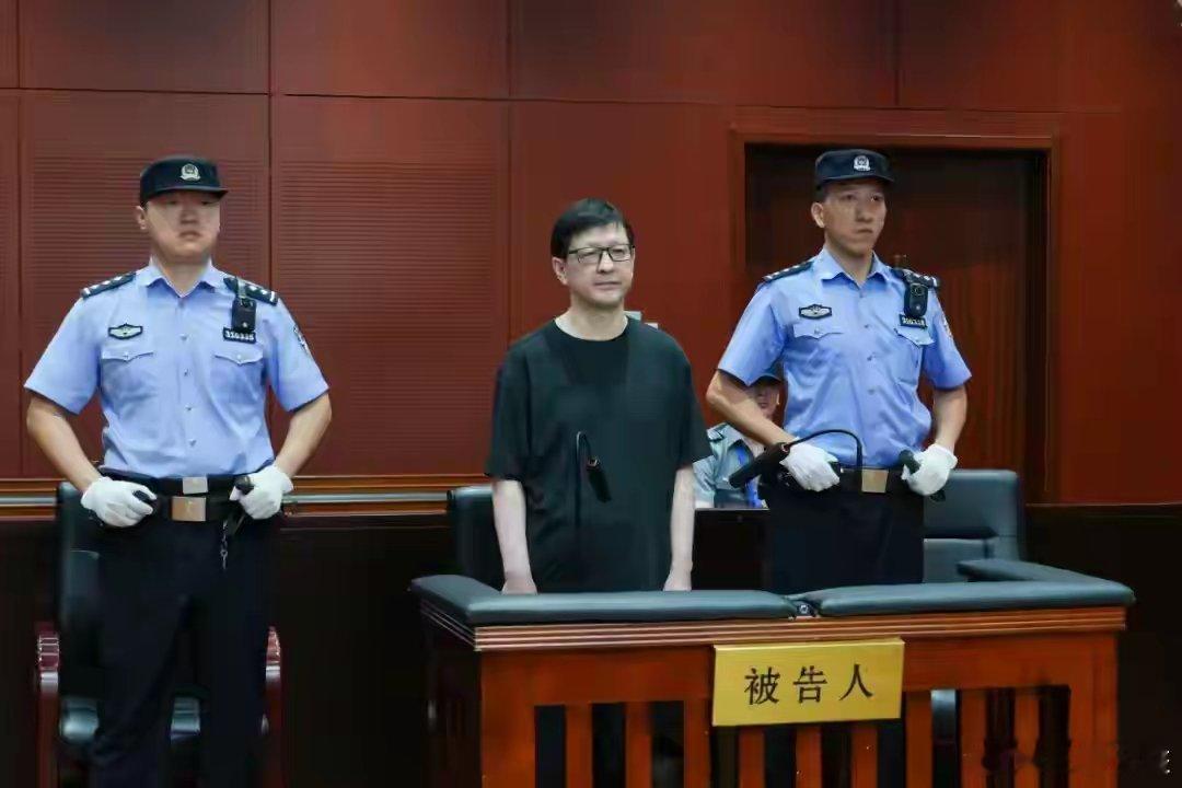 【受贿1595万余元，上海市国防动员办公室原副主任吴斌一审获刑十年八个月！】 2