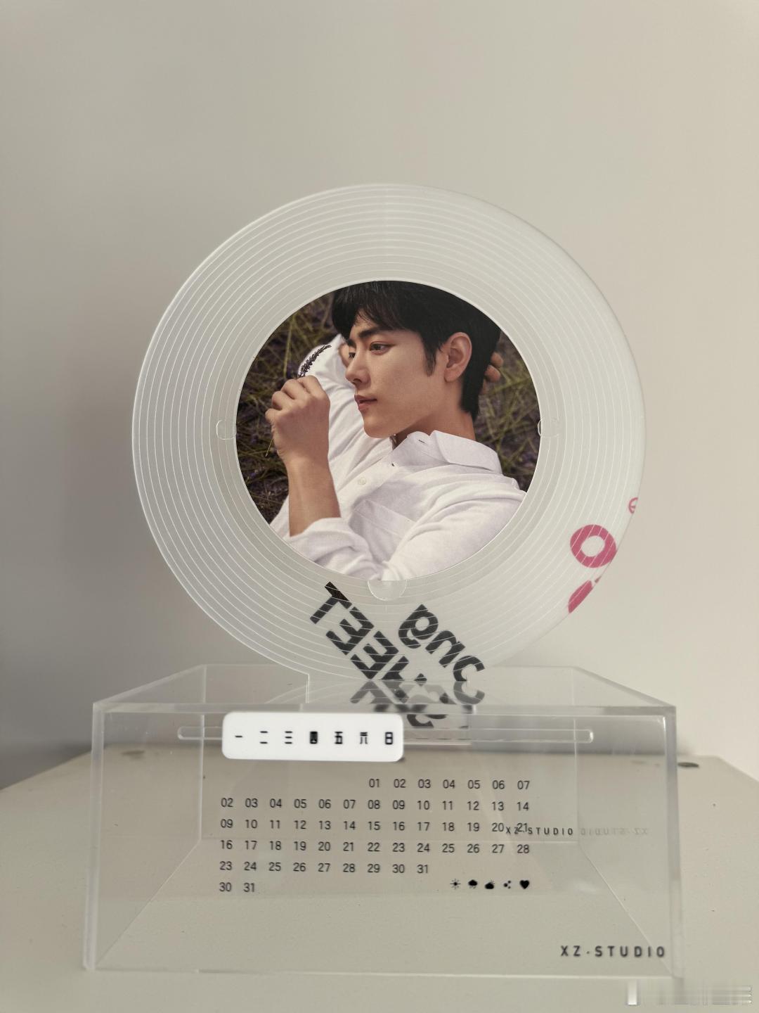 肖战黑胶形状台历  肖战黑胶形状台历，还是唱片💿样式！稀饭[抓狂][抓狂][抓
