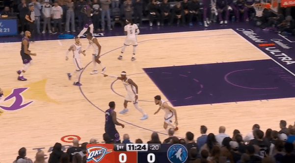 逐帧拆解：爱德华兹对阵雷霆，进攻技术细节解析图1转换进攻对到切特的小打大：推球变