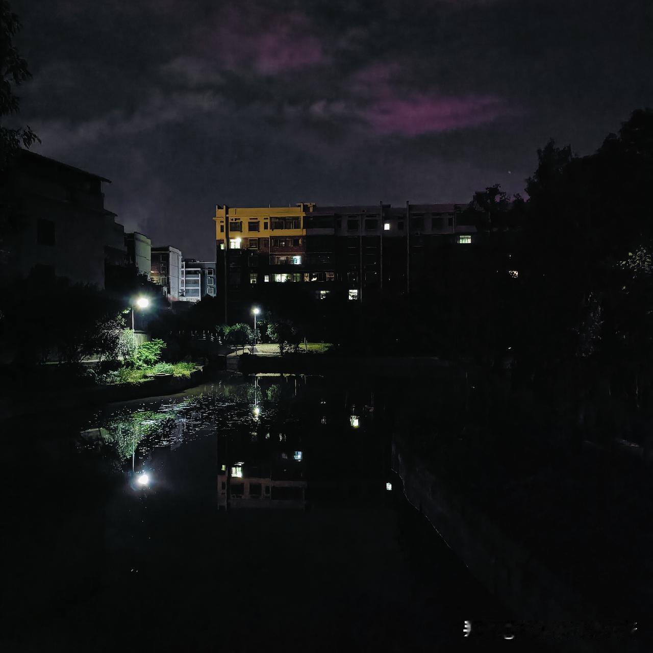 想，怎么会不想呢？白天想，晚上也想，日思夜想。

我想明天该做什么，我想除了上班