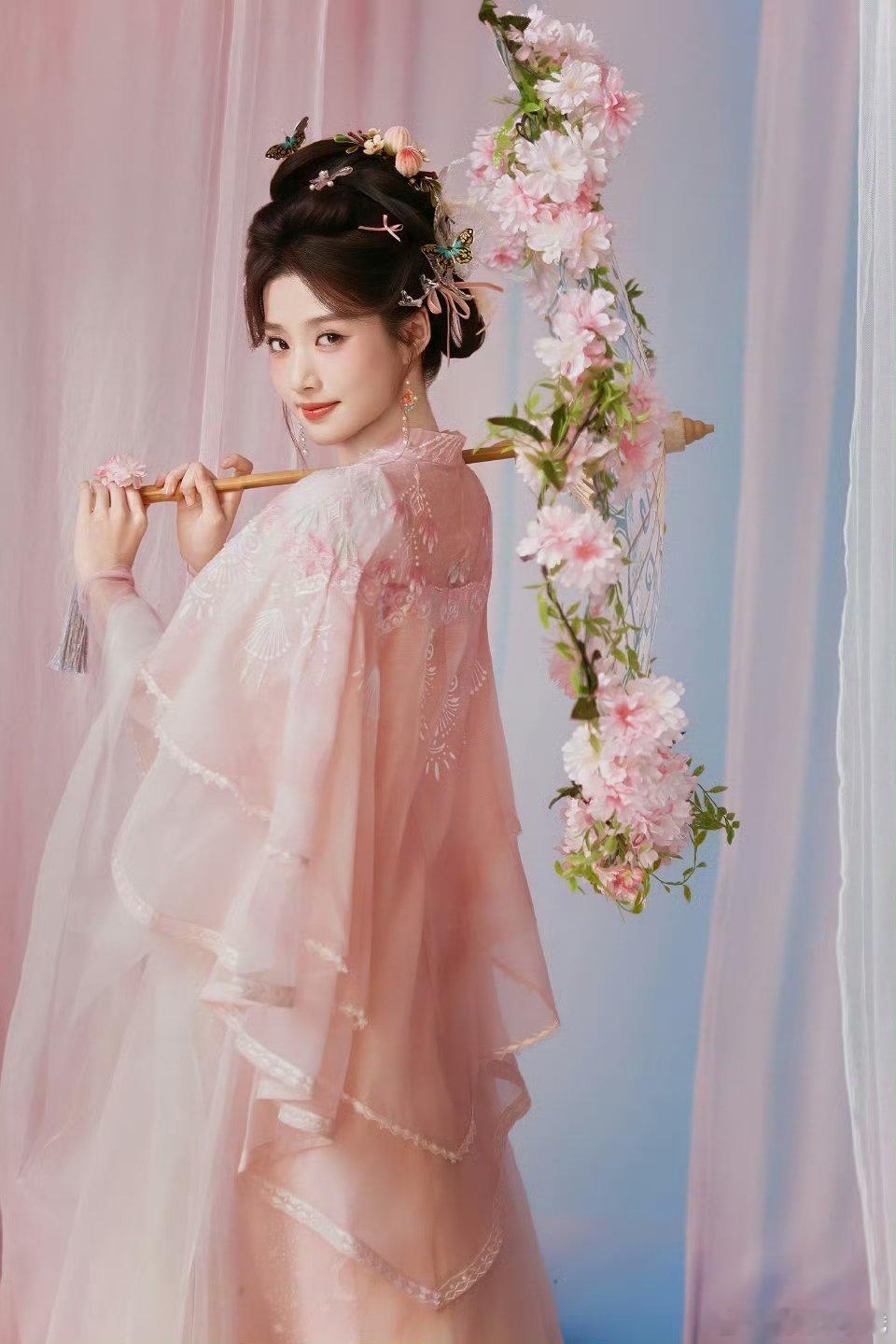 央视跨年夜卢昱晓桃花古装噜噜晓前来报道