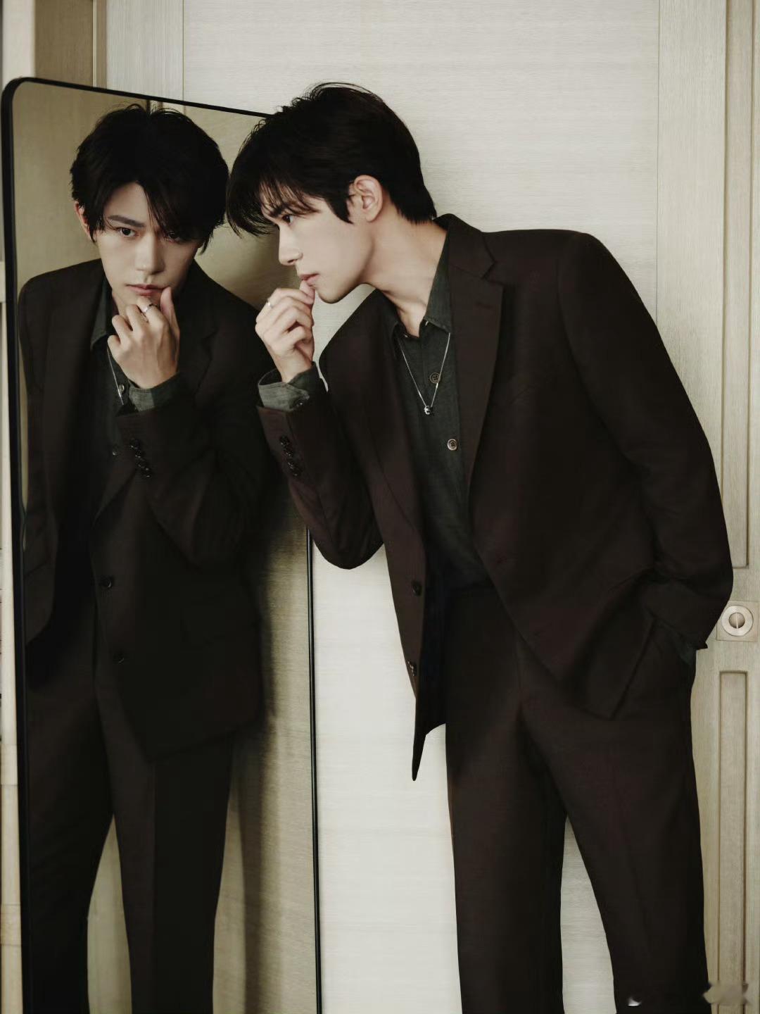 易烊千玺影帝奖杯放公司展柜里挺好 