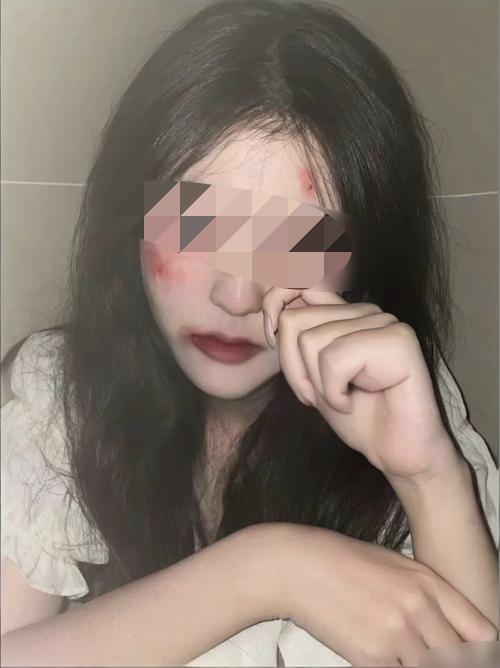 大快人心！山东一女子遭丈夫锁在屋内囚禁并殴打三天，邻居发现异常报警，婆婆得知真相