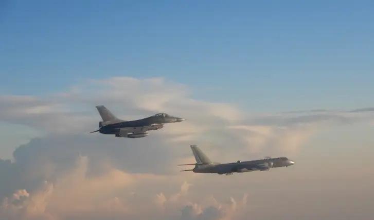 韩媒说中美战机在黄海保持克制？你真以为美军F-16是来和平巡逻的？错！真相是，五