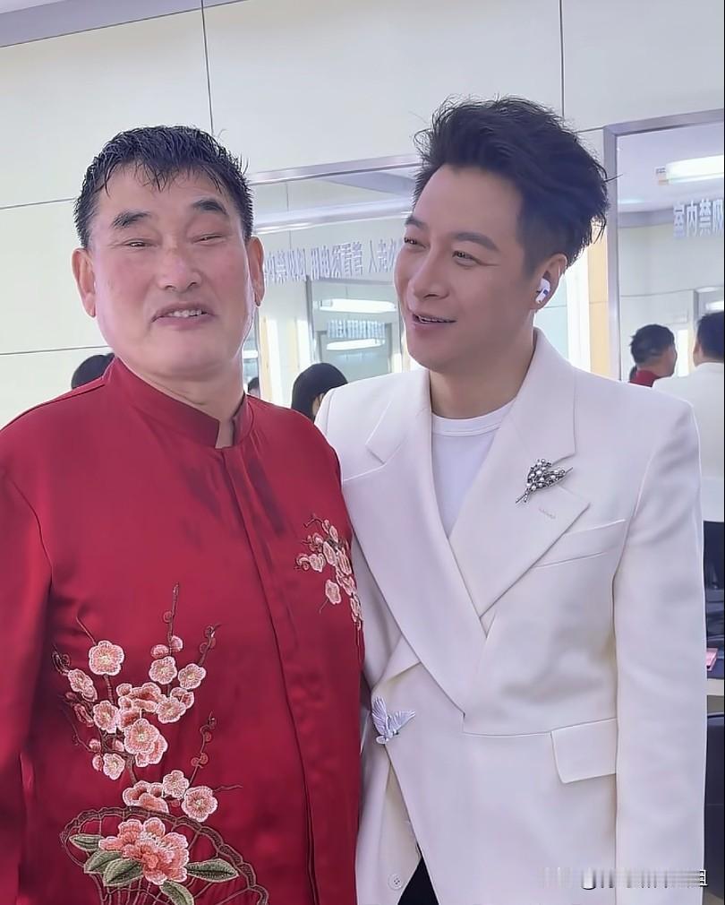 大衣哥朱之文后台同框，满脸红光状态好，网友调侃“像喝了二两”。
一组大衣哥朱之文