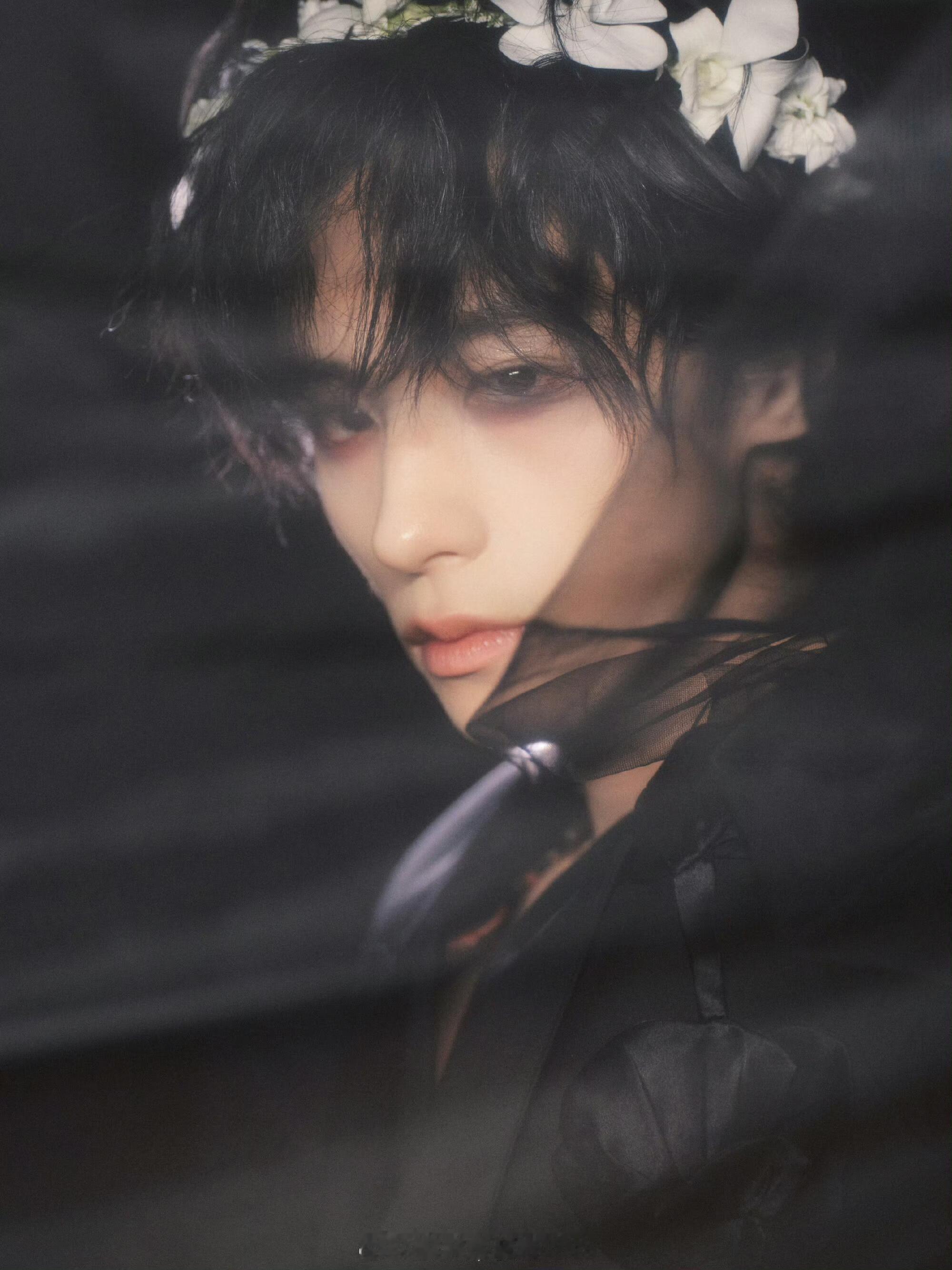 邓孝慈 星光大赏造型还挺有新意的适合他这种偏柔美长相的 