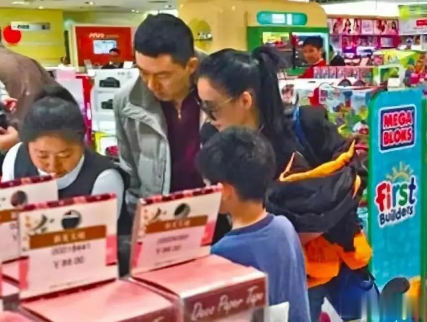 猛料：张柏芝再婚，丈夫是李小冉前任！

最近，港媒爆出猛料，张柏芝其实已经结婚了
