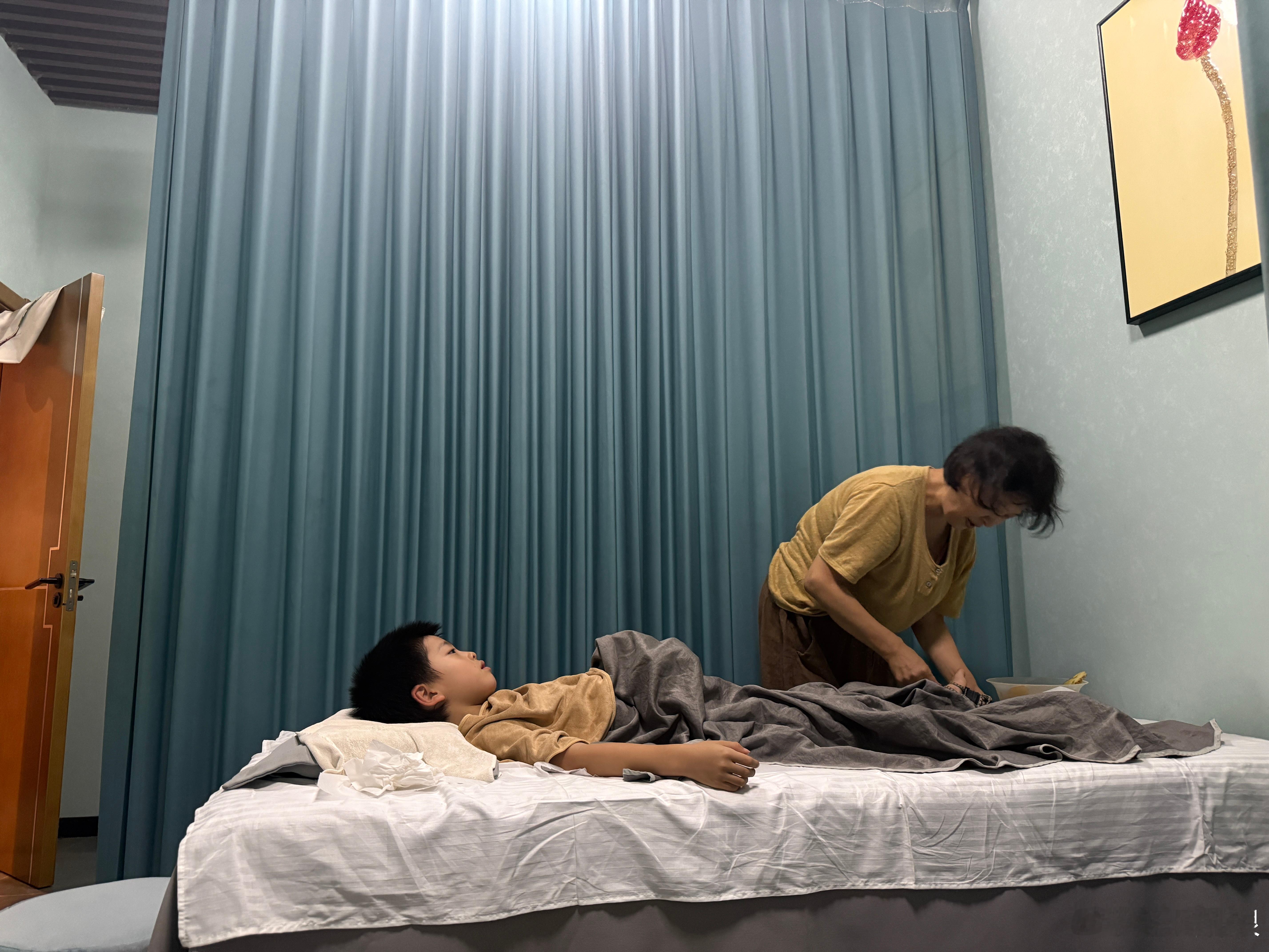 趁开学前，抓住夏天的尾巴，再好好灸一灸。以前我妈做肩颈护理会带着我一起，现在我做
