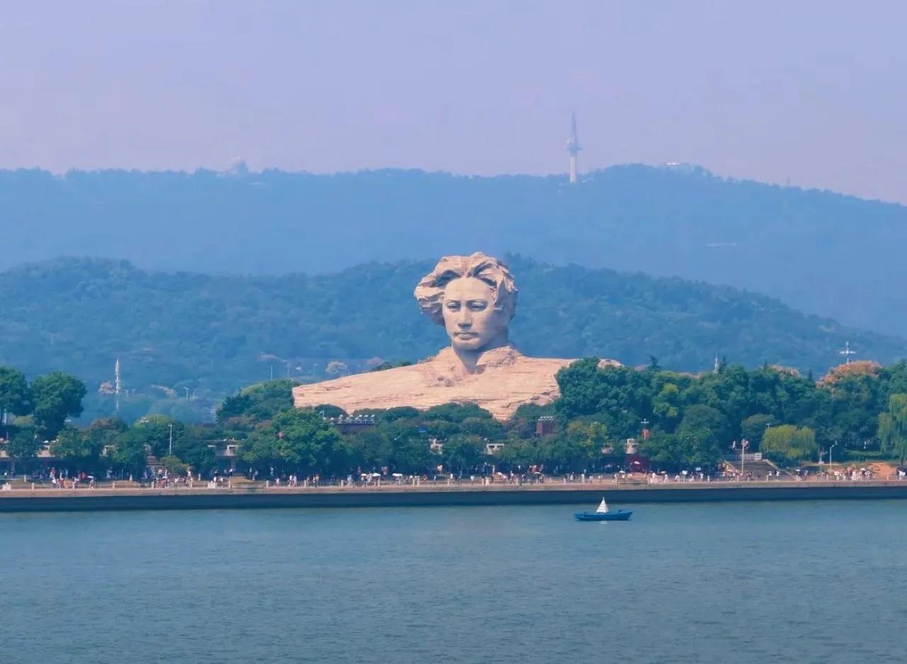 毛主席教导我们说：“群众不帮助就没有力量。为了发展一个国家，力量不是来自别的地方