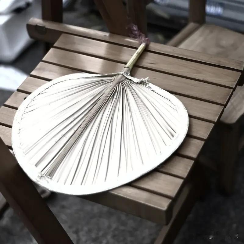 夏夜
我和奶奶睡
睡在院子里的小竹床上
睡不着时
会听拿着蒲扇的奶奶唠叨几句
有