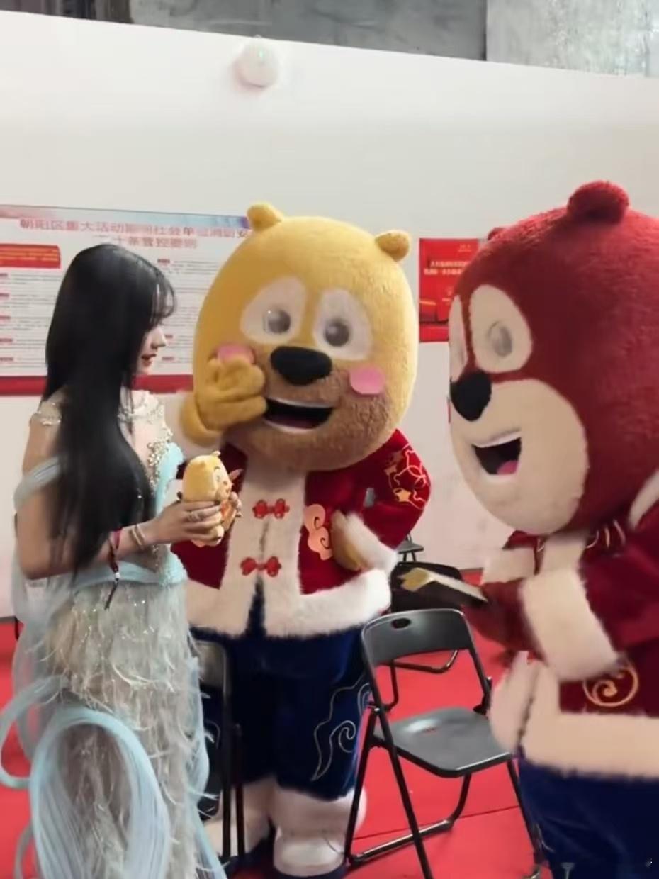 熊出没现身微博之夜，人气无敌。时代少年团眼神跟随，登陆少年好奇满满，活跃气氛没商