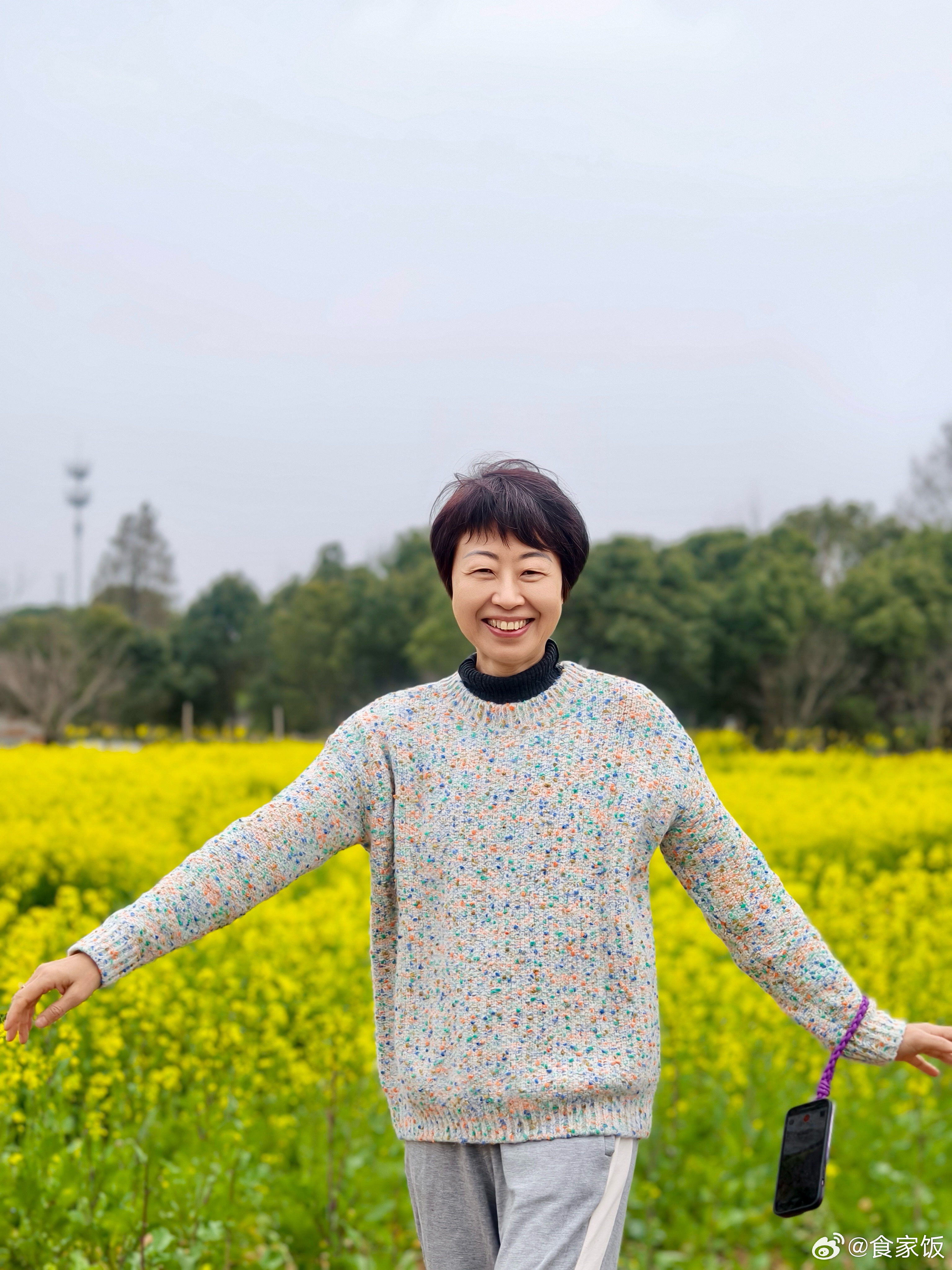 专程拜访一家馄饨店，刚出炉的锅贴；专程拜访野花和旋转楼梯；专程拜访一副古旧的字，