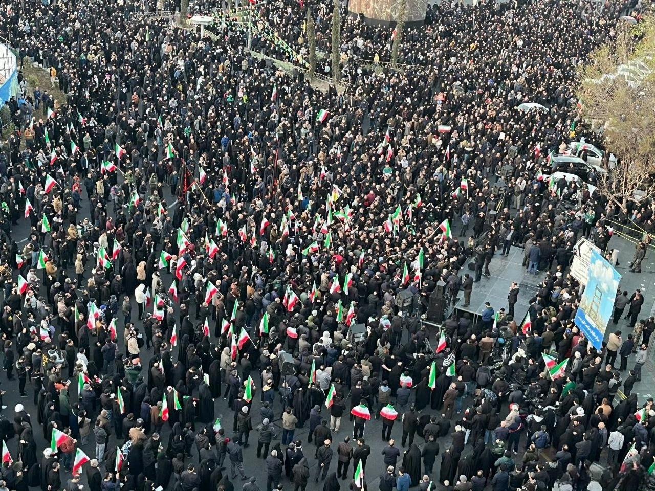 哈梅内伊遇害后，大批伊朗民众走上德黑兰的街头，他们抗议美以的侵略，并强烈要求复仇