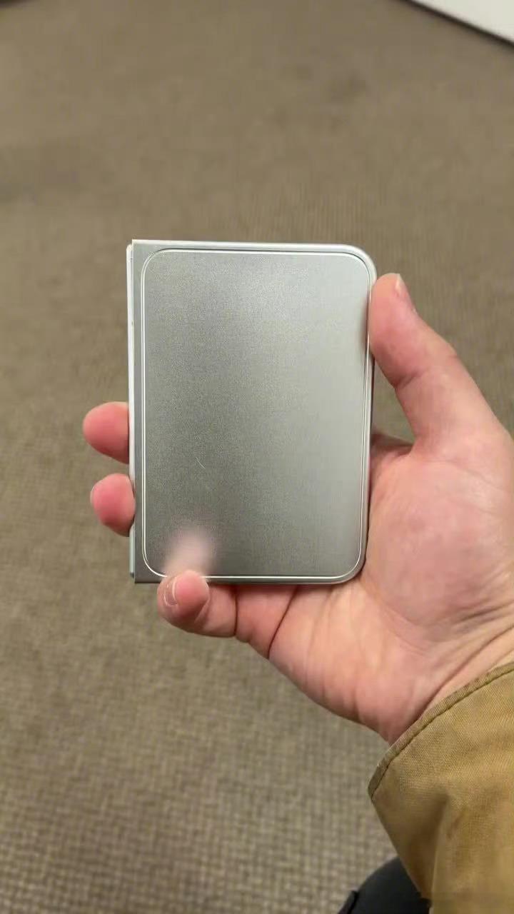 首款折叠iPhone不是哥们，拿个4月份就已经曝光的苹果折叠机模又来炒冷饭啊今年