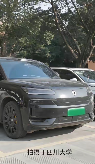 比亚迪用实力获得高知人群认可！走进不少高校的停车场，会发现一个挺明显的变化，比亚