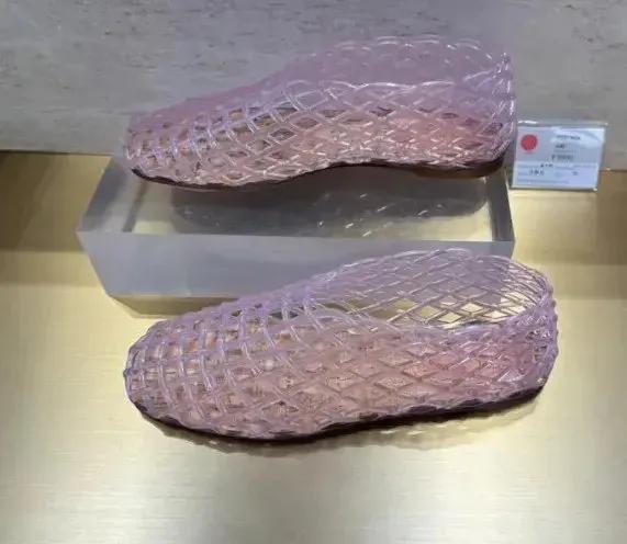 网友：果然奢侈品从不坑穷人啊。。。[灵光一闪]