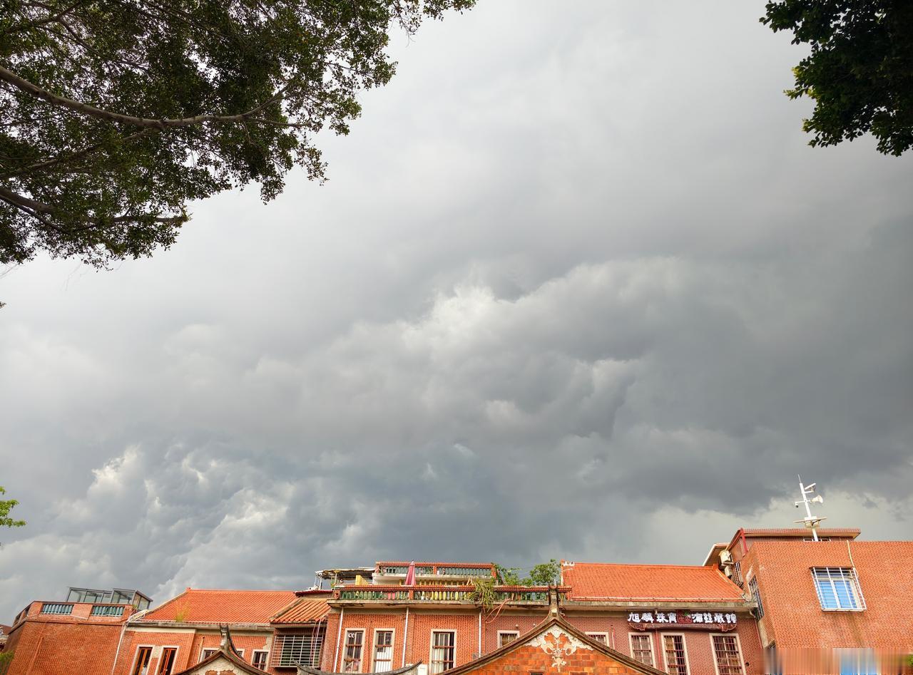 今天下午1点55分到2点10之间，然后就下了一场酣畅淋漓的大雨 ​​​