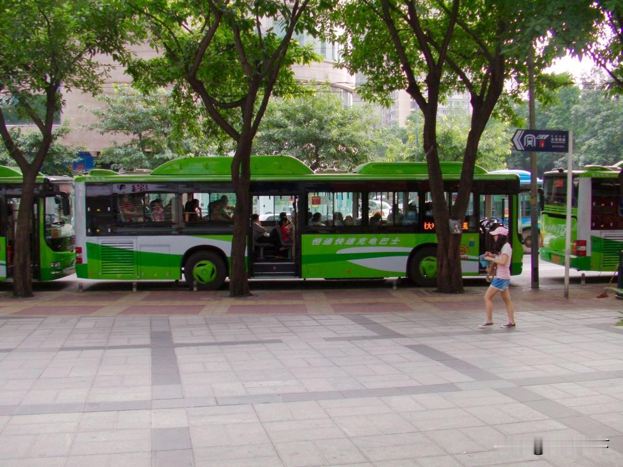 2012年9月，重庆沙坪坝天陈路师院门口的公交站，图中的公交车是开往大学城的，走