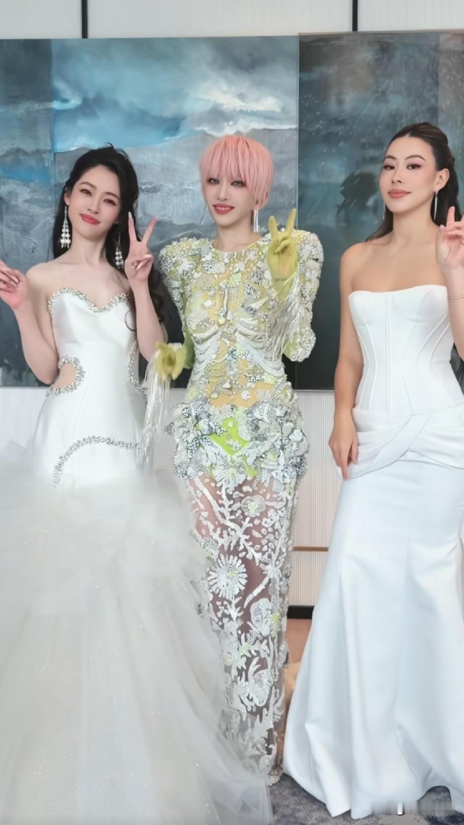 郭碧婷刘忻活动同框反差拉满！温柔女神vs先锋酷姐，两种美感引爆全网热议
 
晚会
