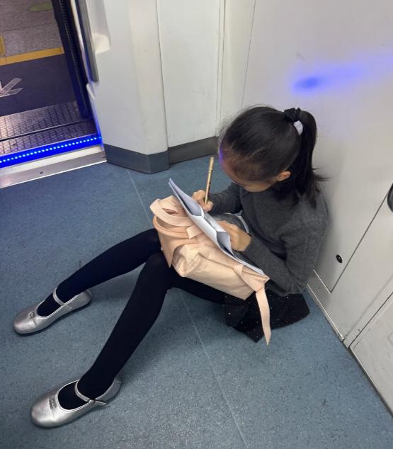 凌晨6点多，天色微亮，当不少白领还在被窝里做最后的挣扎，深圳地铁里已经涌进了一波