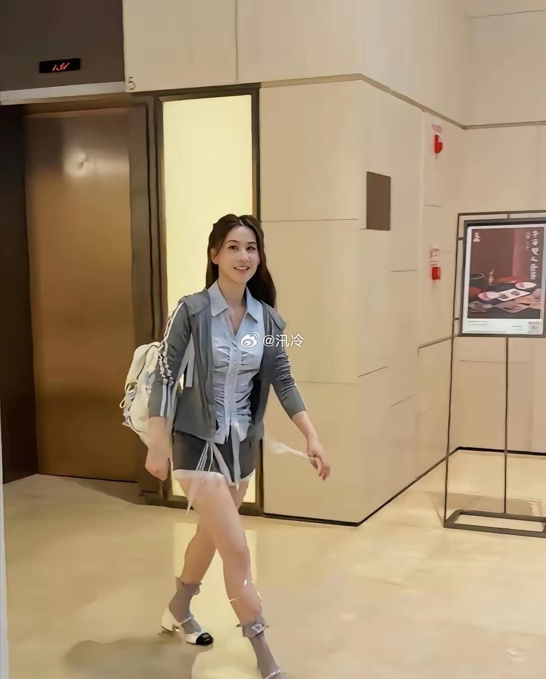 黄圣依离婚之后像女大学生一样 