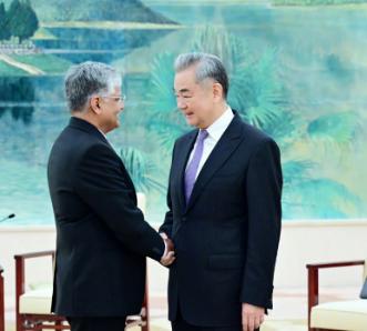 中国跟印度谈好了，近期印度大使即将离任，在离任之前他又跟中方人员进行洽谈。
 