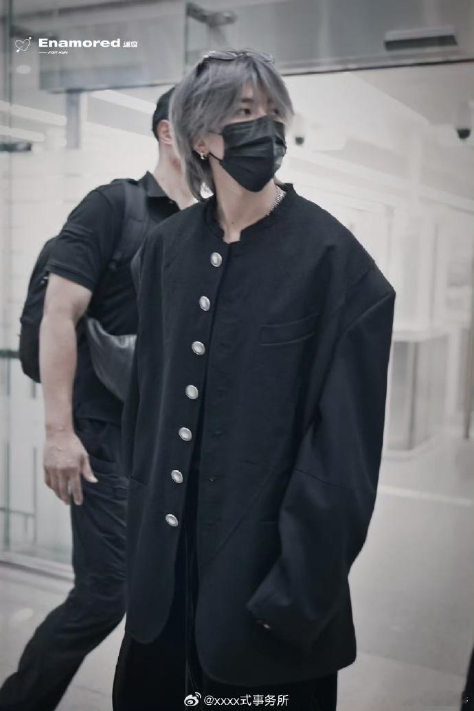 蔡徐坤权威男头系列又更新了    All black的风格真的是太帅气了吧，蔡徐