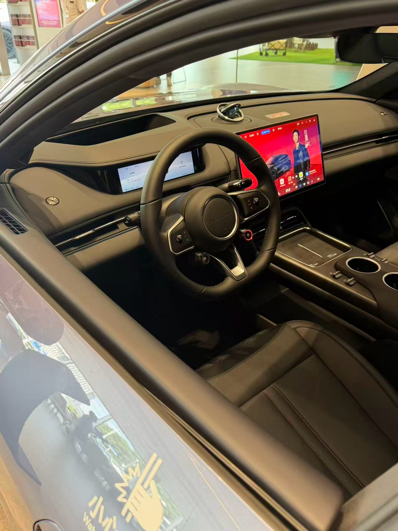 下次买车我就这么发朋友圈上海Citywalk偶遇胡夏提车！本想看明星，结果被启境