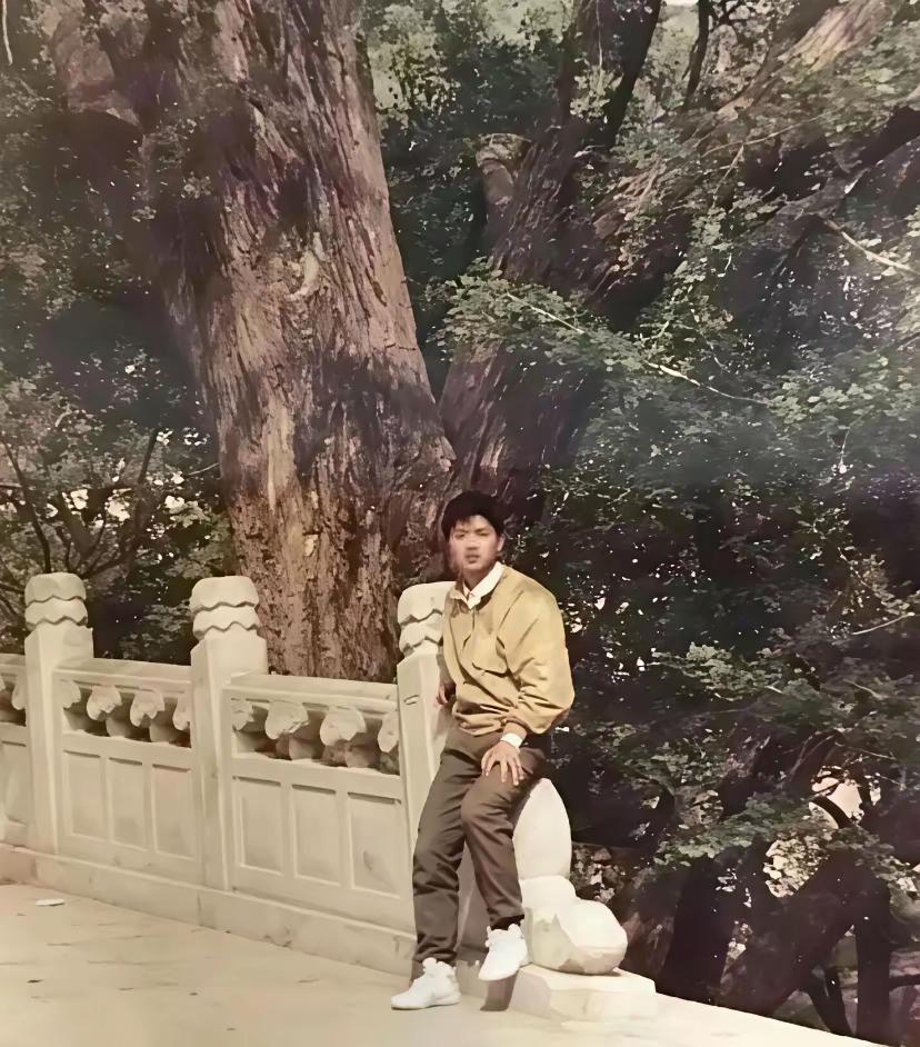 18岁时的刘强东与18岁时的章泽天，两人青涩的脸庞，一个憨厚，一个甜美。

刘强