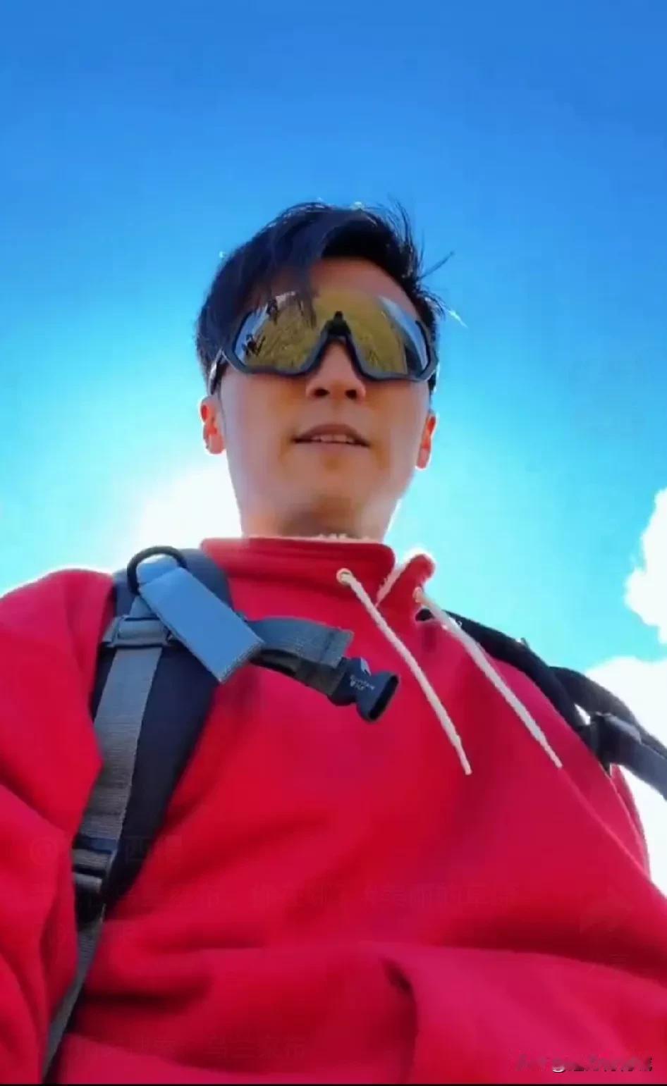 谢霆锋竟然来了乌兰察布黄花沟和乌兰哈达火山地质公园，45岁的谢霆锋穿着红色外套，