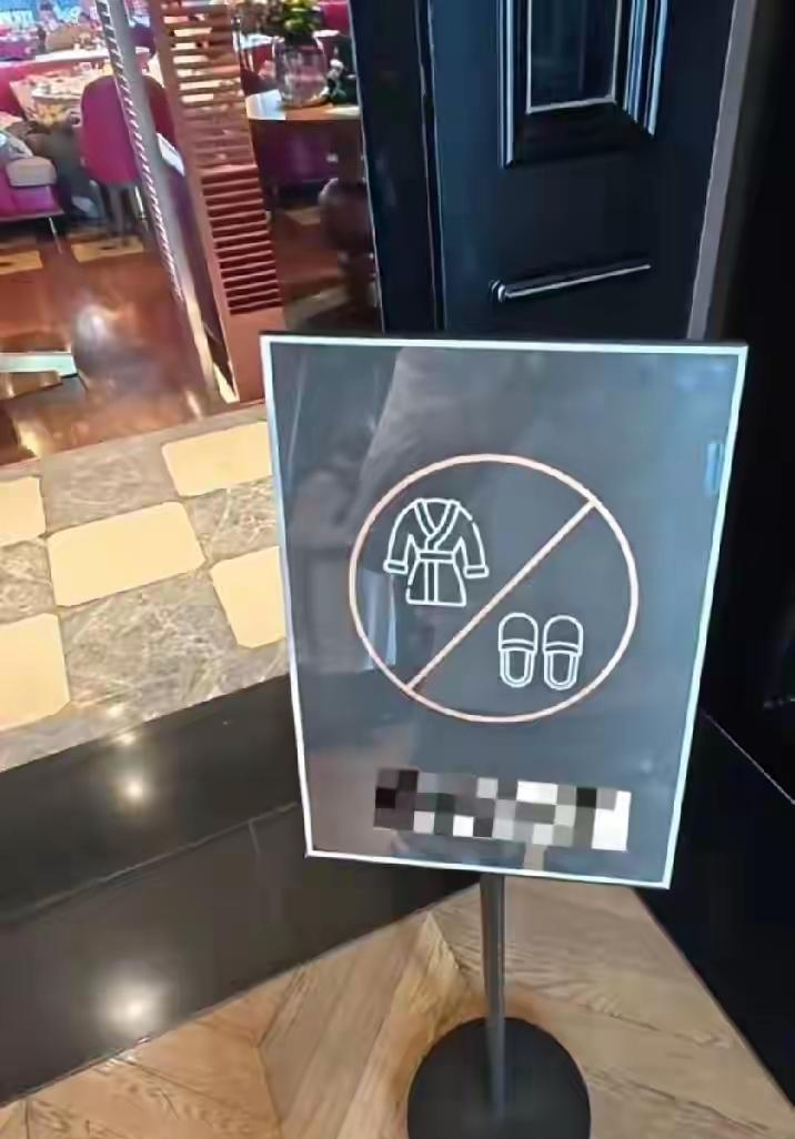 厦门华尔道夫酒店中外客人区别对待有了后续，酒店餐厅总监在事后给李先生及朋友进行了